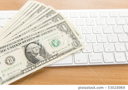 [Business image] Bills and computer keyboard 53028969