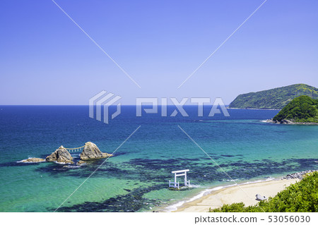 Itoshima Fukuoka prefecture Ocean and couple rock in the beautiful Futamigaura 53056030
