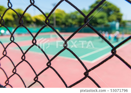 網球場和圍欄 網球場和圍欄 53071796