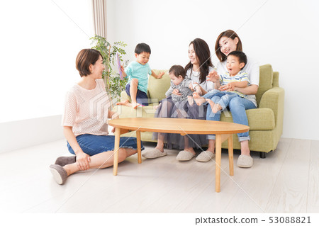 Kids and mothers who play happily indoors 53088821