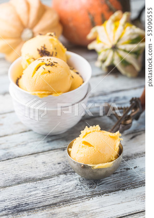 Pumpkin ice cream 53090555