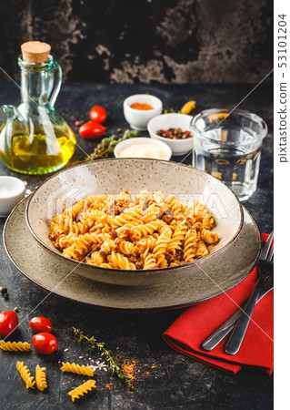 Fusilli pasta Bolognese 53101204