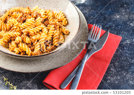 Fusilli pasta Bolognese 53101205
