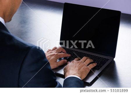 Businessman using a laptop 53101899