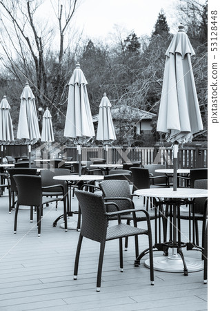 景觀與遮陽傘,椅子和桌子 景觀與遮陽傘,椅子和桌子 53128448