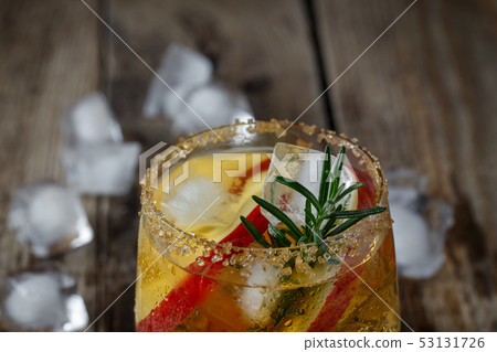 Apple drink in a glass fogging glass 53131726