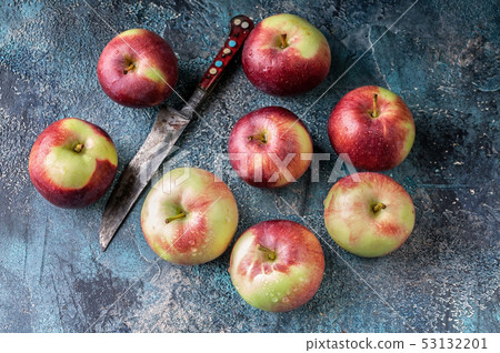 Red apples on dark blue concrete background. 53132201