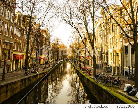 Water canal in Amsterdam city centre Water canal in Amsterdam city centre 53132996