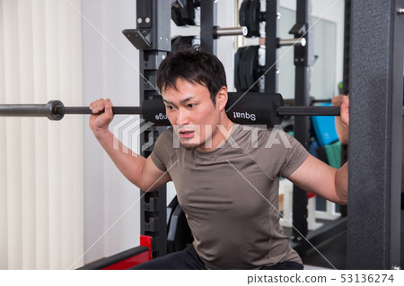 男子蹲在健身房裡 53136274