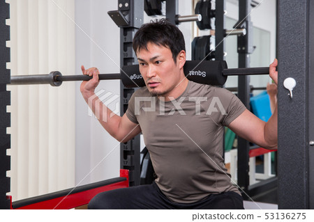 男子蹲在健身房裡 53136275