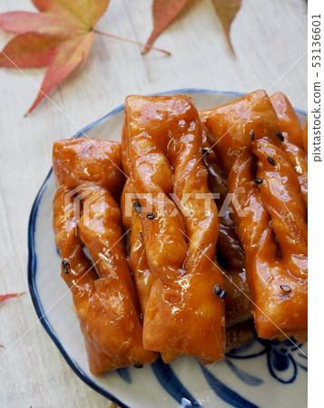 Korean traditional sweets, yakgwa and hangwa 53136601