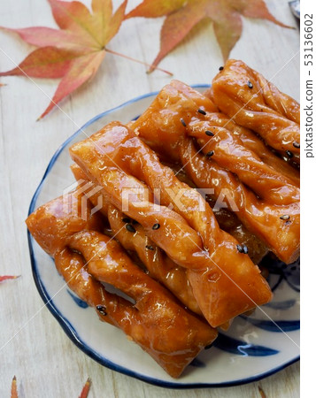 Korean traditional sweets, yakgwa and hangwa 53136602
