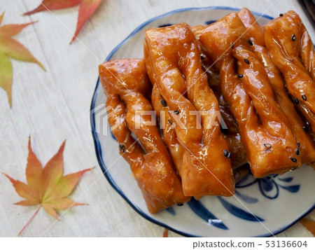 Korean traditional sweets, yakgwa and hangwa 53136604