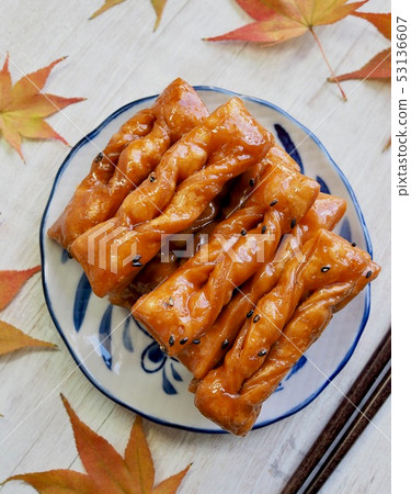 Korean traditional sweets, yakgwa and hangwa 53136607