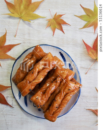 Korean traditional sweets, yakgwa and hangwa 53136614