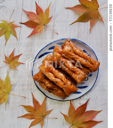 Korean traditional sweets, yakgwa and hangwa 53136638