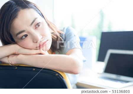 Female business woman 53136803