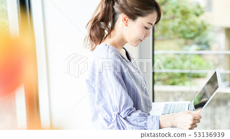 Female business woman 53136939