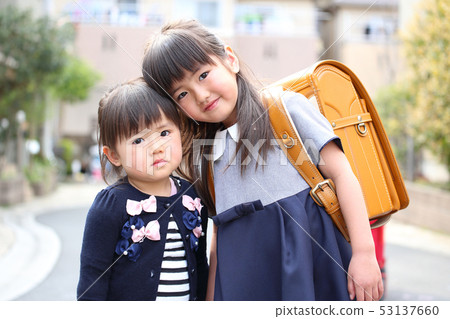小學生背著書包 53137660