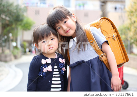 小學生背著書包 小學生背著書包 53137661