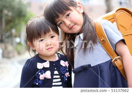 小學生背著書包 53137662