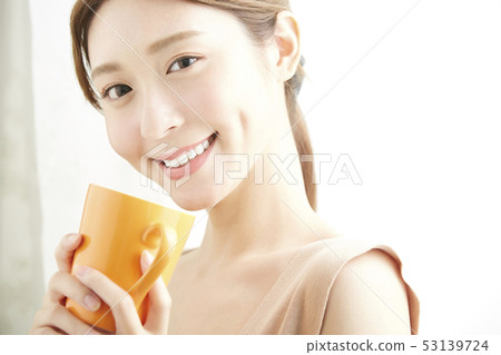 婦女生活方式放鬆 婦女生活方式放鬆 53139724