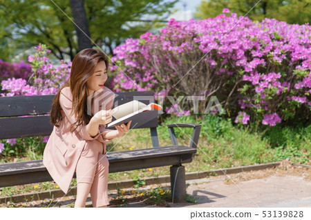 一名韓國婦女的神色,休息在公園,生活方式 一名韓國婦女的神色,休息在公園,生活方式 53139828