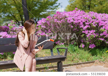 一名韓國婦女的神色，休息在公園，生活方式 53139830