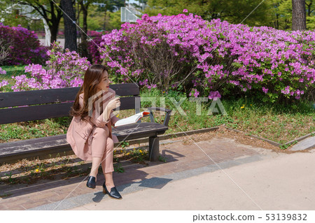 一名韓國婦女的神色,休息在公園,生活方式 一名韓國婦女的神色,休息在公園,生活方式 53139832