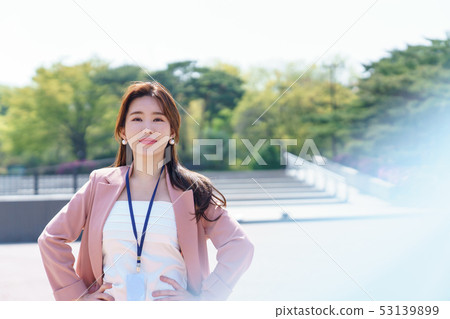 The look of a Korean woman, resting in a park, lifestyle 53139899