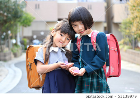 小學生背著書包 小學生背著書包 53139979