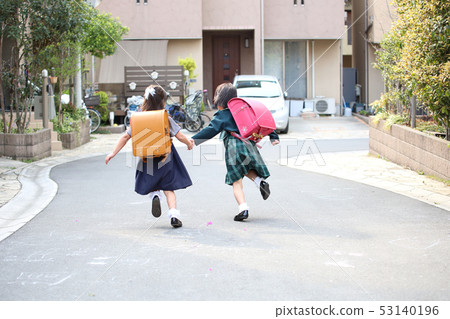 小學生背著書包 小學生背著書包 53140196