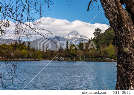 Black Dragon Pool China's Yunnan Lijiang Black Dragon Pool Black Dragon Pond Yuquan Park 53140632