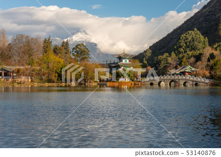 Black Dragon Pool China's Yunnan Lijiang Black Dragon Pool Black Dragon Pond Yuquan Park 53140876