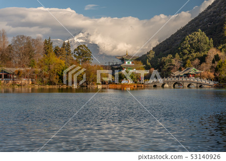 Black Dragon Pool 中國雲南麗江黑龍潭 Black Dragon Pond 玉泉公園 Black Dragon Pool 中國雲南麗江黑龍潭 Black Dragon Pond 玉泉公園 53140926