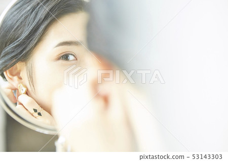 Women beauty 53143303