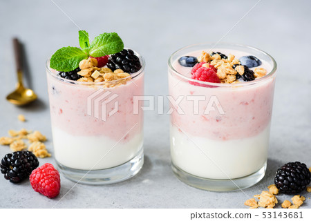 Blueberry yogurt parfait with granola, berries 53143681