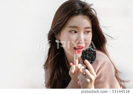 Asian model applying makeup 53144516