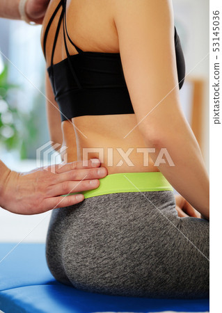 Close up of female back being touched by a male hand 53145036