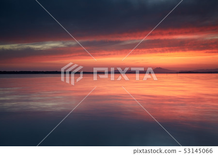 在Kasumigaura的日落俯視Mt. Tsukuba在距離 53145066