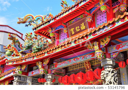 多彩的道教寺廟和在藍天中閃耀的圖像(Funin Palace) 多彩的道教寺廟和在藍天中閃耀的圖像(Funin Palace) 53145796