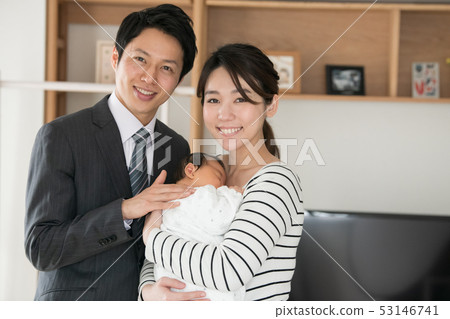 照顧抱著嬰孩和父親去工作一個育兒家庭的早晨風景 照顧抱著嬰孩和父親去工作一個育兒家庭的早晨風景 53146741