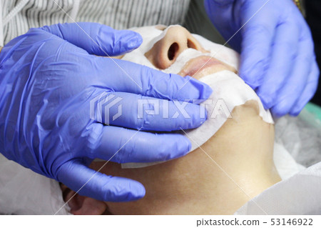 Moisturizing cosmetic mask for the woman.  53146922