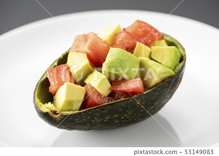 Avocado and tomato salad 53149083