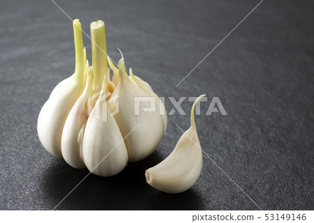 Raw garlic 53149146
