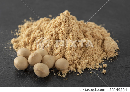 Kinako and soybeans 53149334
