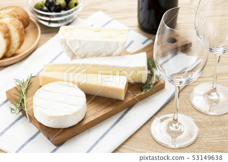 Assorted cheese and wine Assorted cheese and wine 53149638