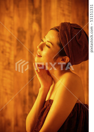 桑拿溫泉沐浴打破女人的汗水 53151331