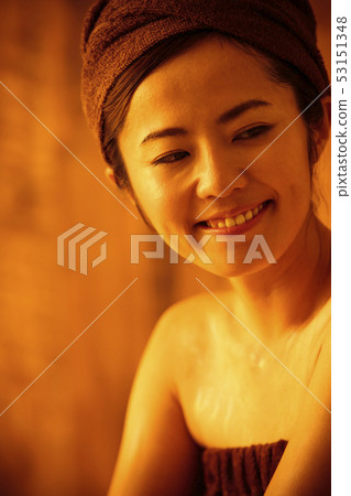 桑拿溫泉沐浴打破女人的汗水 桑拿溫泉沐浴打破女人的汗水 53151348