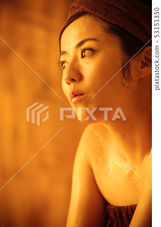 桑拿溫泉沐浴打破女人的汗水 53151350